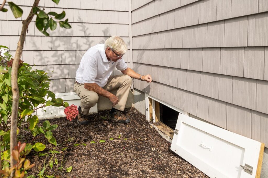 Inspection d'un vide sanitaire a la recherche de termites