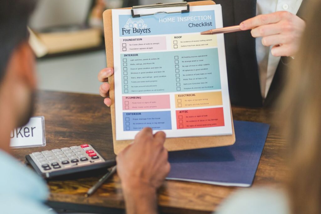 Agent immobilier presentant un rapport de diagnostic