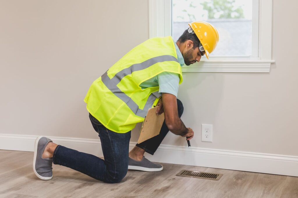 Diagnostiqueur inspectant l'interieur d'un logement
